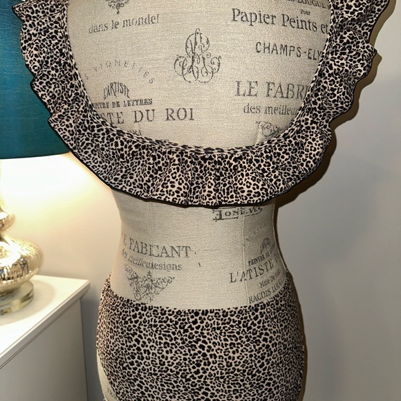 NEW Cabana Del Sol Cheetah Bikini Ruffle -Yoke Bikini Top High Waist Small NWOT - Picture 4 of 6